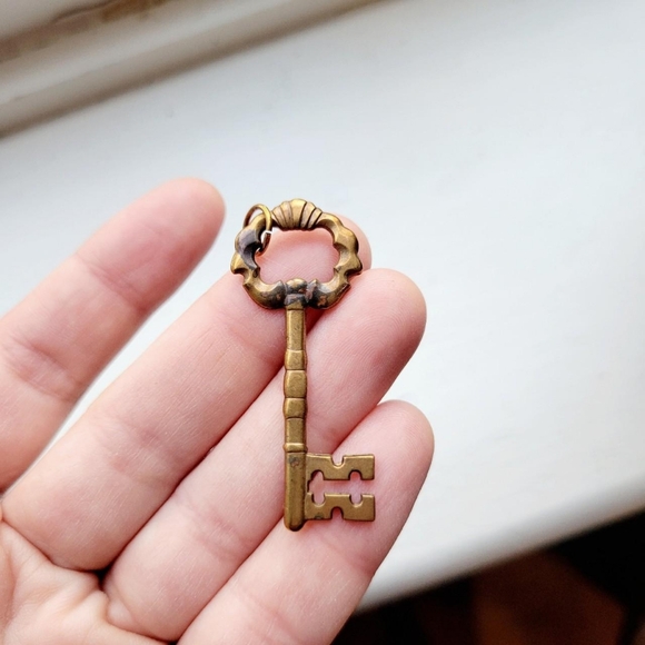 Vintage Bronze Skeleton Key Art Deco Style Pendant - Picture 3 of 5
